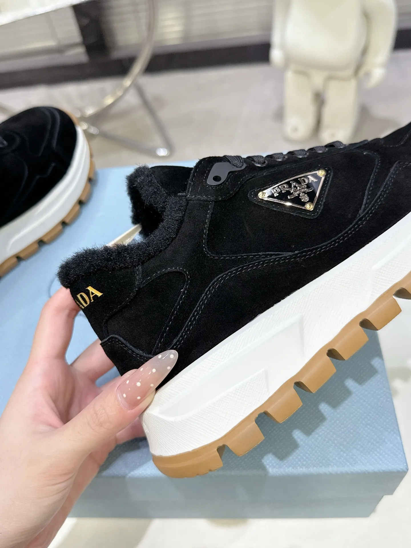 【PRADA】P: 660💰Couple style▪️Size: Women’s 35-40⚛Size: Men’s 39-44(45 customized) 2025 𝐬𝐬Prada’s new product, coming with strength! ❣️Many Internet celebrities have the same style, fashionable and versatile nice items, original shoes are developed and purchased from Italian counters, and are reproduced 1:1 according to the original taste. This year’s theme is not to be defined, embodying texture through simplicity💛From thick-soled sneakers to zigzag short boots to 2025 flat shoes, everything reveals a sure-fire momentum... It combines gentleness and handsomeness, the finishing touch for women❤️ Wear-resistant and ultra-light two-color outsole.